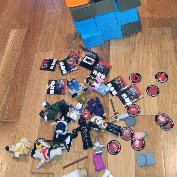 ROBLOX Jazwares LOT With 11 Codes 1 Unscratched ALL FIGURES SHOW No Separating - Picture 16 of 16